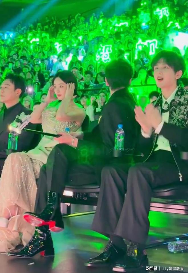还好没让成毅拍不然大家都得变小驴J9九游会腾讯真会玩给i人自拍杆