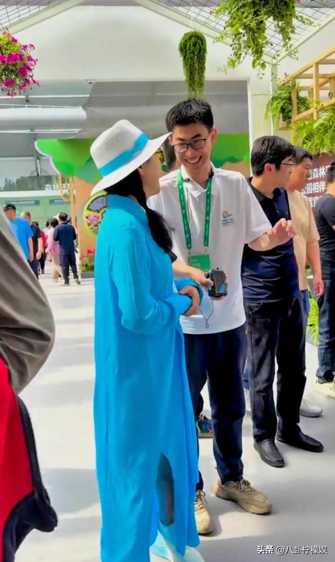 季大会获一群人招待排场大身材瘦了很多九游会j9登录田震现身第九届国际月(图5)