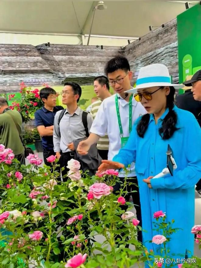 季大会获一群人招待排场大身材瘦了很多九游会j9登录田震现身第九届国际月(图6)
